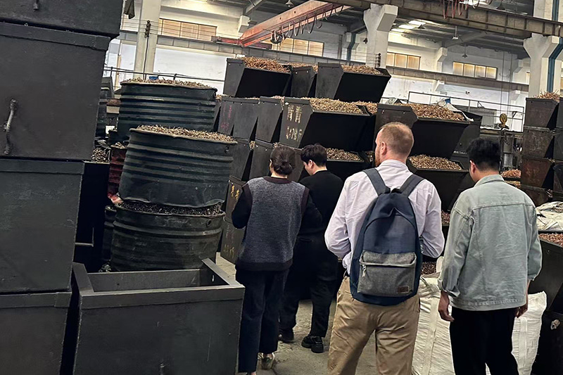 Customers come to visit the factory